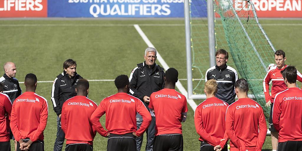 Trainer Vladimir Petkovic spricht in Torshavn zu seinen Spielern