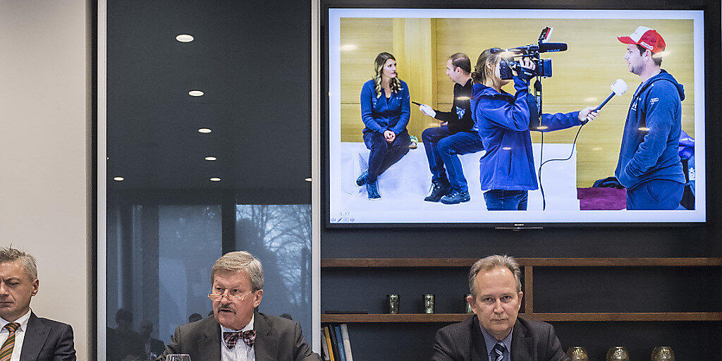 Verwaltungsratspräsident Hans Heinrich Coninx (Mitte), der CEO Markus Schwab (rechts) und der neue Leiter Content, Jann Jenatsch (links), informierten am 30. Oktober 2017 über die geplante Fusion von sda und Keystone. (Archivbild)