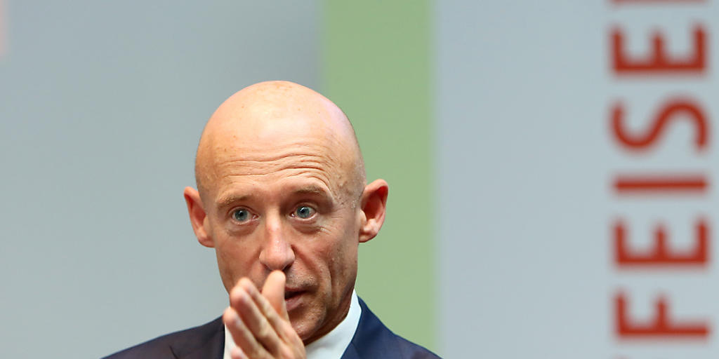 Der neue Raiffeisen-Chef Patrik Gisel an der Bilanzmedienkonferenz in Zürich: Neben einem Rekordergebnis verkündete Gisel auch die Schliessung von bis zu 250 Filialen in den kommenden fünf Jahren.