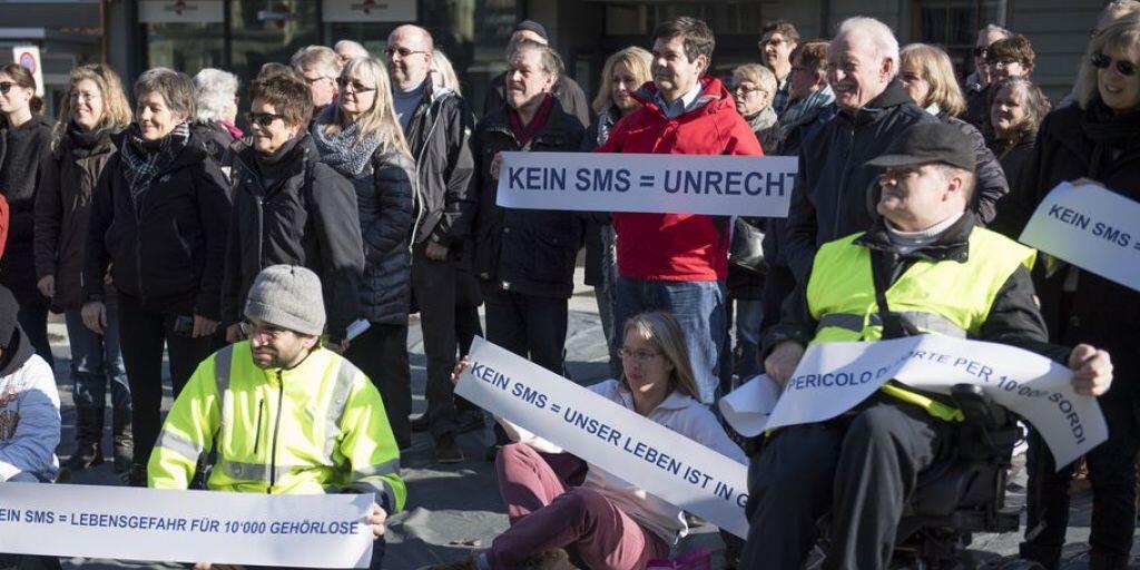 Während des Sirenentests vor einem Jahr protestierte der SBG-FSS auf dem Bundesplatz: Nach wie vor riskierten gehörlose Menschen ihr Leben, weil sie vom Sirenenalarm und den Informationen im Radio ausgeschlossen seien. (Archiv)