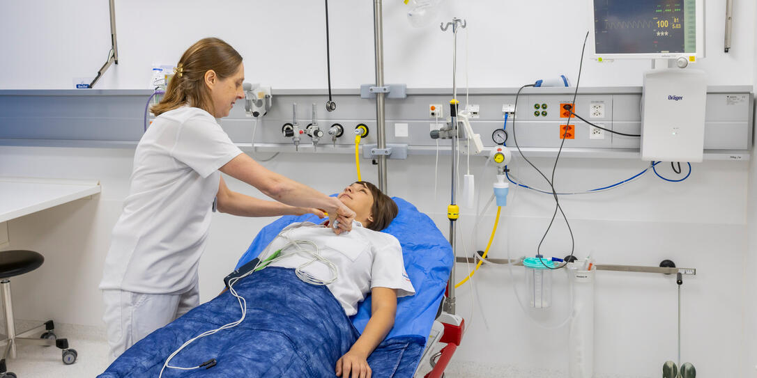 Hani Verling, Leiterin Notfall und Intermediate-Care-Station, bei der Arbeit.