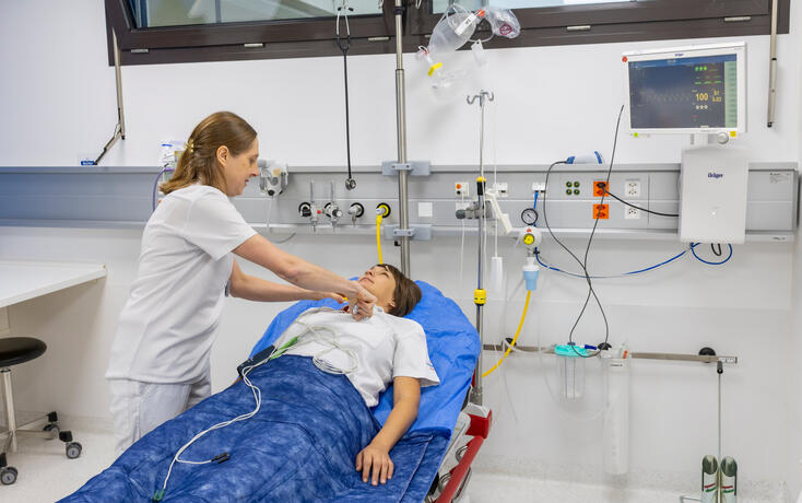 Hani Verling, Leiterin Notfall und Intermediate-Care-Station, bei der Arbeit.