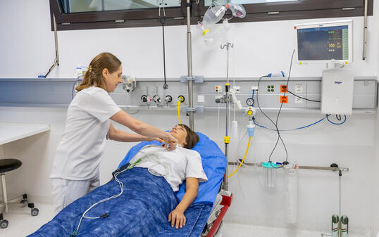 Hani Verling, Leiterin Notfall und Intermediate-Care-Station, bei der Arbeit.