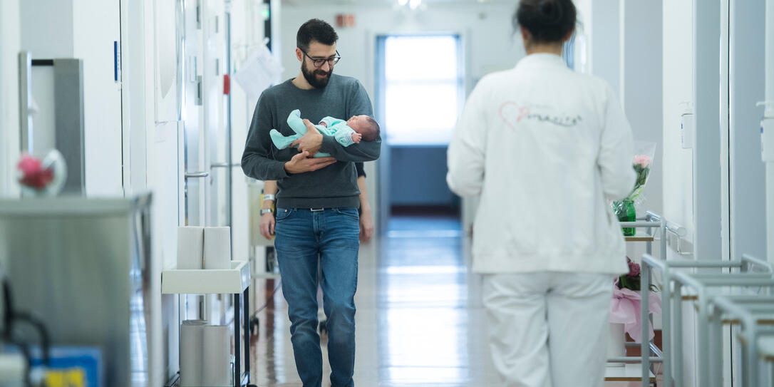 KRANKENHAUS, MATERNITE, VATER, NEUGEBORENES, BABY, SAEUGLING, GEBURT, NIEDERKUNFT, GEBAERABTEILUNG, VATERSCHAFTSURLAUB, VATER, KIND, BABY,