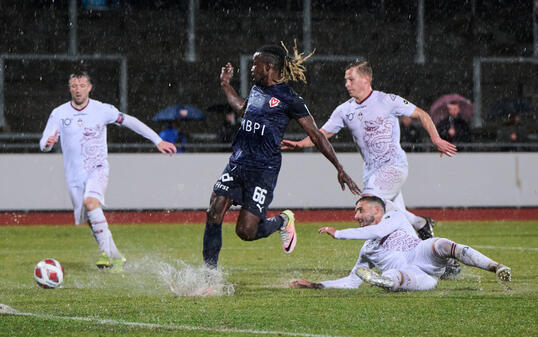 Gar nicht so einfach: Fosso kommt zur Torchance, doch der Ball springt wegen dem Wasser auf dem Platz in irgend eine Richtung.