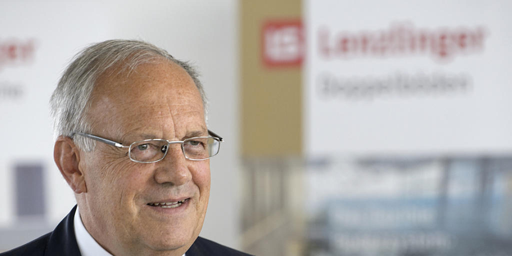 Bundesrat Johann Schneider-Ammann diskutiert mit der Unternehmensspitze und Arbeitnehmenden der Firma Lenzlinger in Nänikon. Bundesrat Johann Schneider-Ammann diskutiert mit der Unternehmensspitze und Arbeitnehmenden der Firma Lenzlinger in Nänikon.