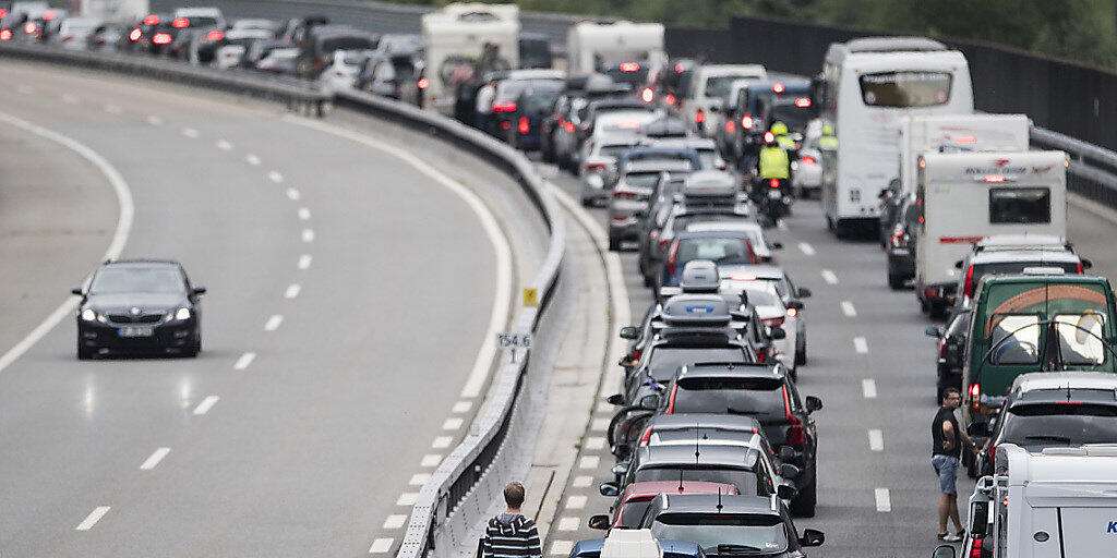 Stockt der Verkehr auf der Überholspur, soll künftig Rechtsvorbeifahren erlaubt sein. (Symbolbild)