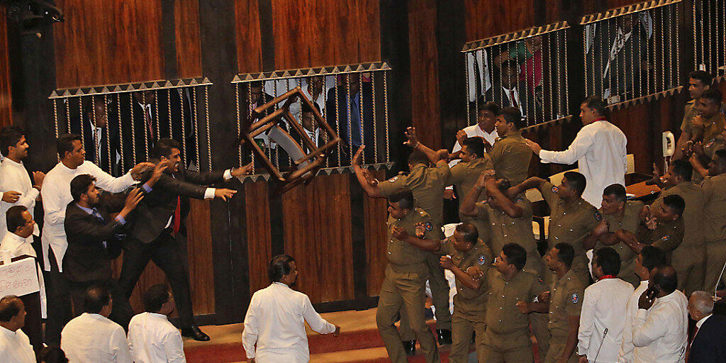Chaotische Szenen im Parlamentsgebäude in Colombo, Sri Lanka: Abgeordnete werfen Stühle und Chilipulver.