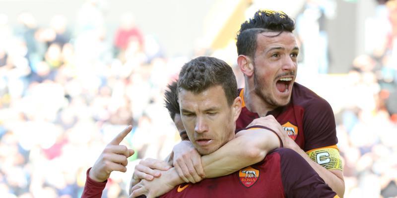 Jubel der Römer Torschützen Edin Dzeko (vorne) und Alessandro Florenzi in Udine