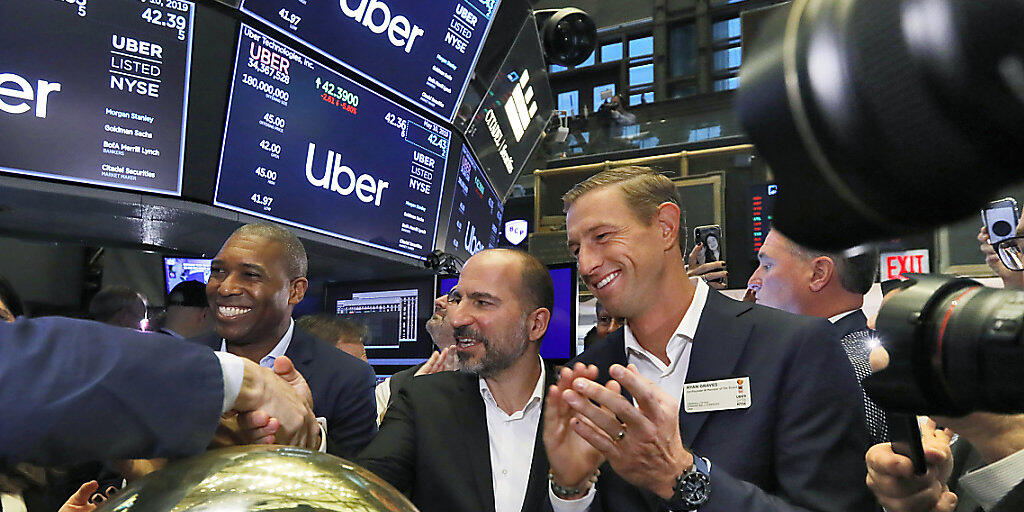 Das Uber-Management am Freitag an der Wall Street. In der Mitte CEO Dara Khosrowshahi, der einem Händler die Hand schüttelt..