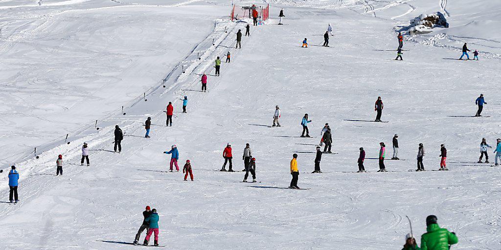 Viele Schneesportler, wenig Platz: Diesen Winter gab es zahlreiche Kollisionen - alleine drei am Freitag in den Flumserbergen. (Symbolbild) Viele Schneesportler, wenig Platz: Diesen Winter gab es zahlreiche Kollisionen - alleine drei am Freitag in den Flumserbergen. (Symbolbild)