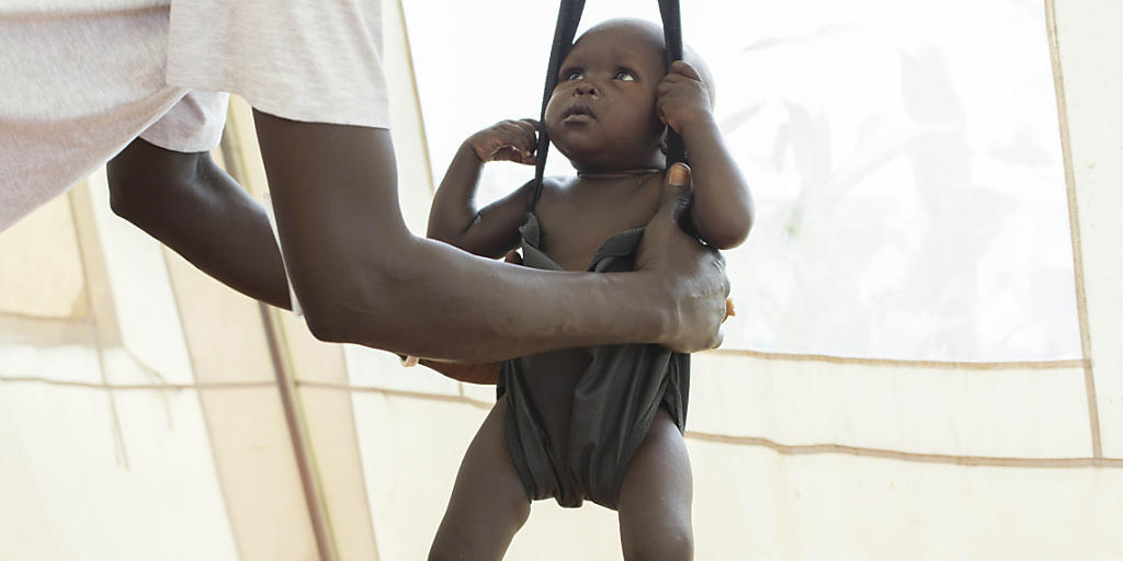 Kind in Südsudan mit Verdacht auf Unterernährung wird gewogen