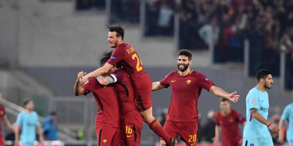 Die Spieler der AS Roma liegen sich in den Armen, nachdem sie das Viertelfinal-Duell in der Champions League gegen Barcelona sensationell noch gedreht haben