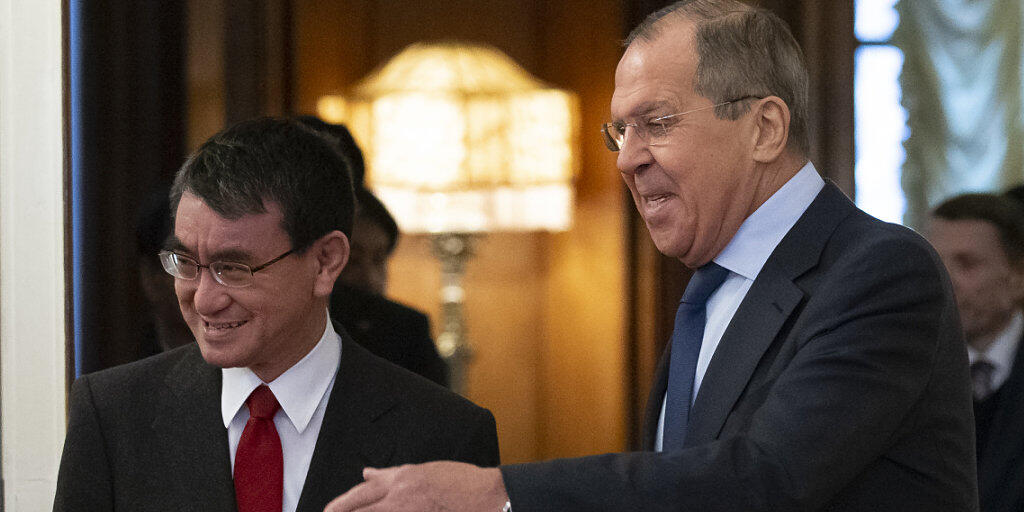 Der russische Aussenminister Sergej Lawrow begrüsst seinen japanischen Amtskollegen Taro Kono vor Gesprächen in Moskau. Der russische Aussenminister Sergej Lawrow begrüsst seinen japanischen Amtskollegen Taro Kono vor Gesprächen in Moskau.