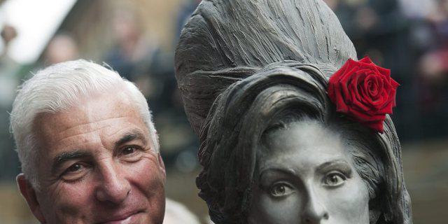 Veter Mitch Winehouse mit der Statue von Tochter Amy in London Veter Mitch Winehouse mit der Statue von Tochter Amy in London