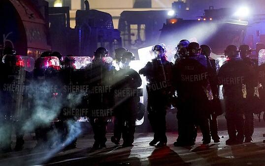 Polizeinsatz während der Proteste in Kenosha. Foto: Morry Gash/AP/dpa
