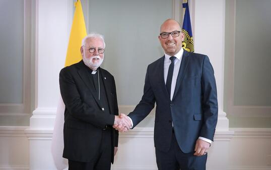 Besuch von Erzbischof Paul Richard Gallagher, Sekretär für d