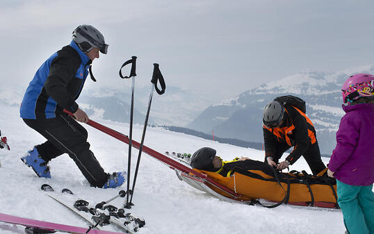 Auf den Skipisten ist es am Freitag zu einer Serie von Unfällen gekommen: Auf der Lauberhornpiste verunglückte ein 45-jähriger Skifahrer tödlich; in den Flumserbergen verletzten sich innerhalb von zwei Stunden mehrere Wintersportler bei Zusammenstössen (Symbolbild).