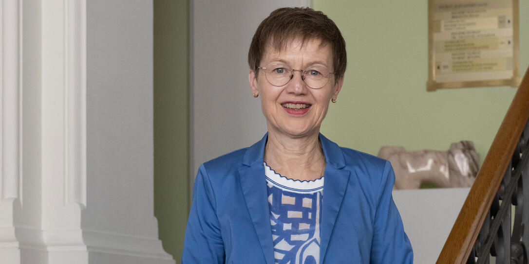 Regierungschefin Brigitte Haas auf der Treppe im Regierungsgebäude