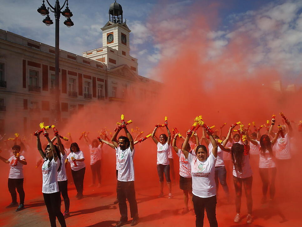 Das rote Pulver symbolisiert das Blut der rund 20'000 Stiere, die in Spanien jährlich bei Corridas getötet werden.