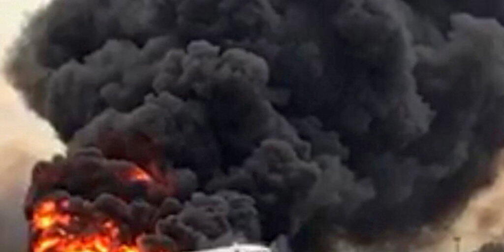 Ein russisches Passagierflugzeug hat kurz nach dem Start Feuer gefangen und steht nach einer Notlandung voll in Flammen.