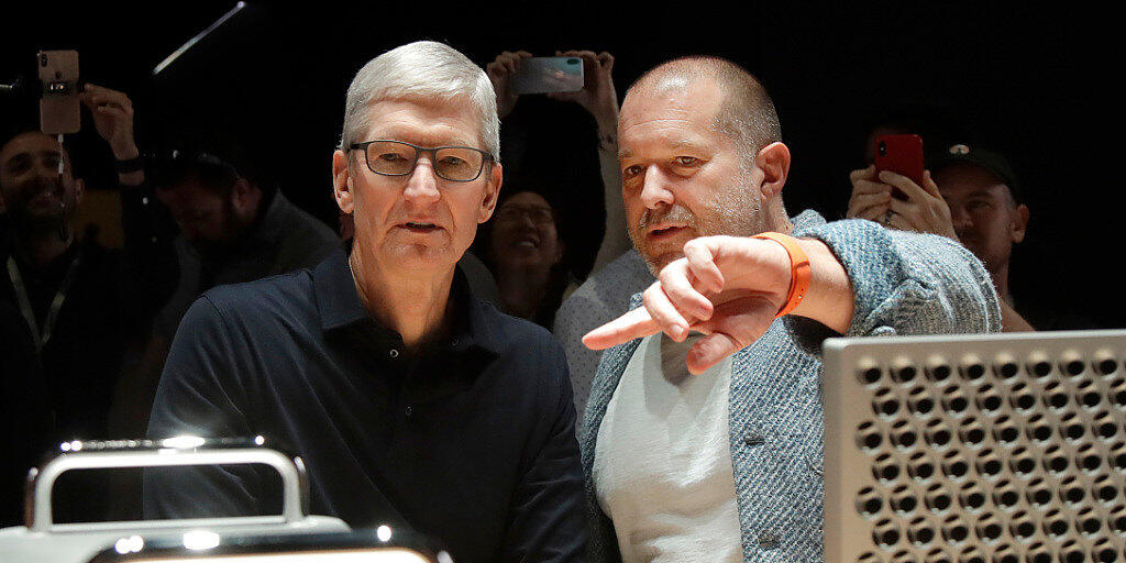 Der jahrelange Design-Chef des Apple-Konzerns, Jony Ive (rechts), verlässt das Unternehmen und macht sich selbständig. (Archivbild) Der jahrelange Design-Chef des Apple-Konzerns, Jony Ive (rechts), verlässt das Unternehmen und macht sich selbständig. (Archivbild)