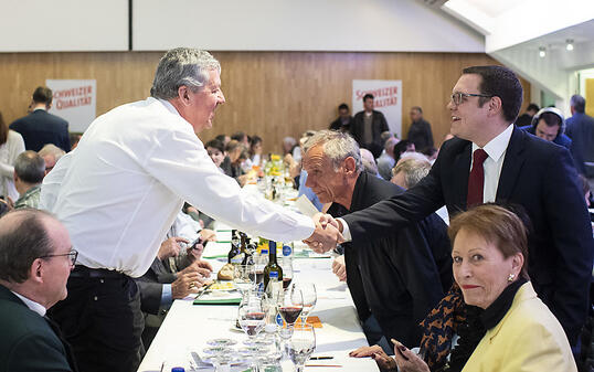 Der neue Pr&auml;sident der SVP des Kantons Z&uuml;rich, Patrick Walder, rechts, an der Delegiertenversammlung in Z&uuml;rich-Oerlikon.