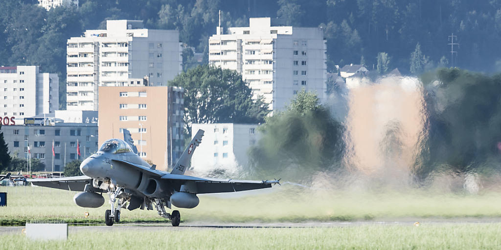 Die Schweizer Luftwaffe will am Flugplatz Emmen LU häufiger fliegen, nachdem sie ihre regelmässige Basis in Sion VS Ende 2017 aufgeben wird. (Archivbild) Die Schweizer Luftwaffe will am Flugplatz Emmen LU häufiger fliegen, nachdem sie ihre regelmässige Basis in Sion VS Ende 2017 aufgeben wird. (Archivbild)