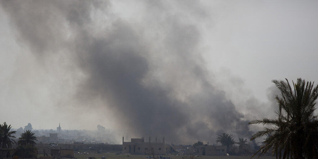 Während schwarzer Rauch über dem Dorf Baghus hing, waren heftige Explosionen zu hören.