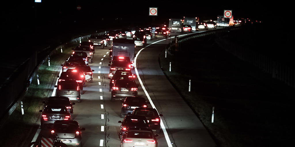 Sommerferien in der Schweiz und neu auch in weiteren Teilen Deutschlands und Hollands: Vor dem Gotthard-Nordportal kam es auch am Samstag zu einem langen Stau. (Archivbild)