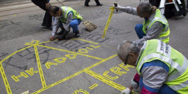 Arbeiter reinigen Strasse in Hongkong