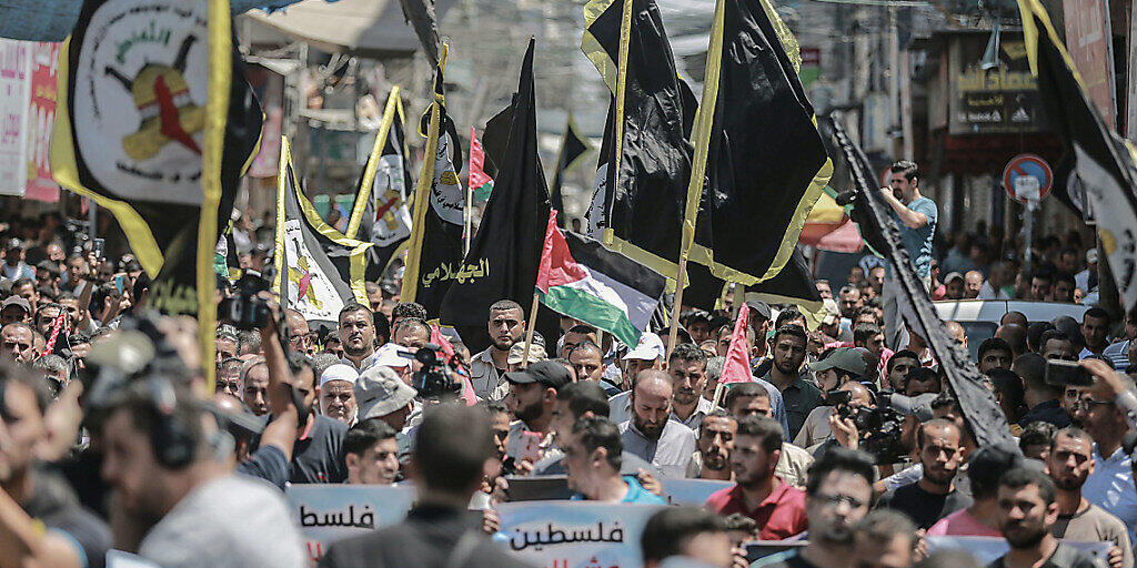 Palästinenser marschieren im Gzastreifen mit Fahnen und Plakaten bei einem Protest gegen die Annäherung zwischen Israel und den Vereinigten Arabischen Emiraten. Foto: Mohammed Talatene/dpa