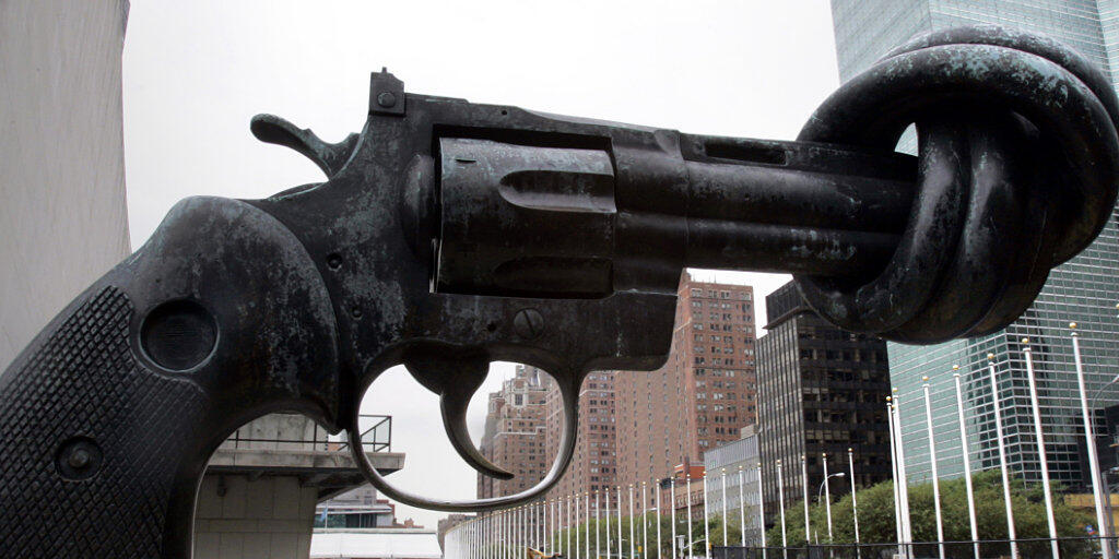 Ein Mahnmal gegen Gewalt ist die Skulptur vor dem Uno-Hauptsitz in New York. Nach Uno-Angaben gab es Ende 2017 weltweit 68,5 Millionen Flüchtlinge. Sie flohen vor Gewalt und Krieg. (Archiv)