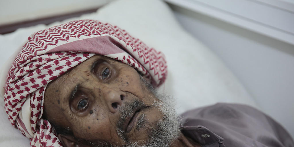 Ein älterer Mann wird in einem Spital in Sanaa wegen Verdachts auf Cholera behandelt - schon fast 30'000 Menschen im Bürgerkriegsland teilen sein Schicksal.