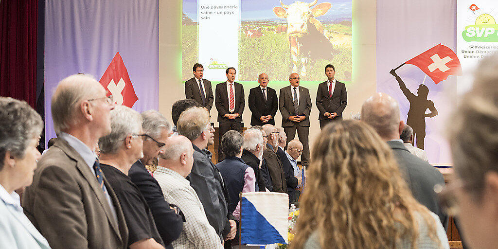 Delegierte der SVP stimmen bei ihrer Versammlung in Frauenfeld die Schweizer Nationalhymne an. Die Volkspartei beschäftigte sich mit dem Thema "radikaler Islam in der Schweiz" und rief zu einer Nulltoleranzpolitik auf.