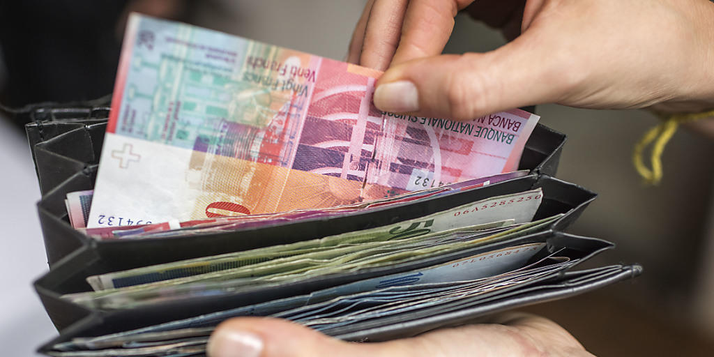 Der Schweizerische Gewerkschaftsbund SGB kritisiert die Steuerpolitik: Während die Topverdiener dank tieferen Steuern prallere Portemonnaies hätten, würden hohe Belastungen durch Krankenkassenprämien die Lohnfortschritte bei Niedrig- und Mittelverdienern auffressen. (Symbolbild) Der Schweizerische Gewerkschaftsbund SGB kritisiert die Steuerpolitik: Während die Topverdiener dank tieferen Steuern prallere Portemonnaies hätten, würden hohe Belastungen durch Krankenkassenprämien die Lohnfortschritte bei Niedrig- und Mittelverdienern auffressen. (Symbolbild)