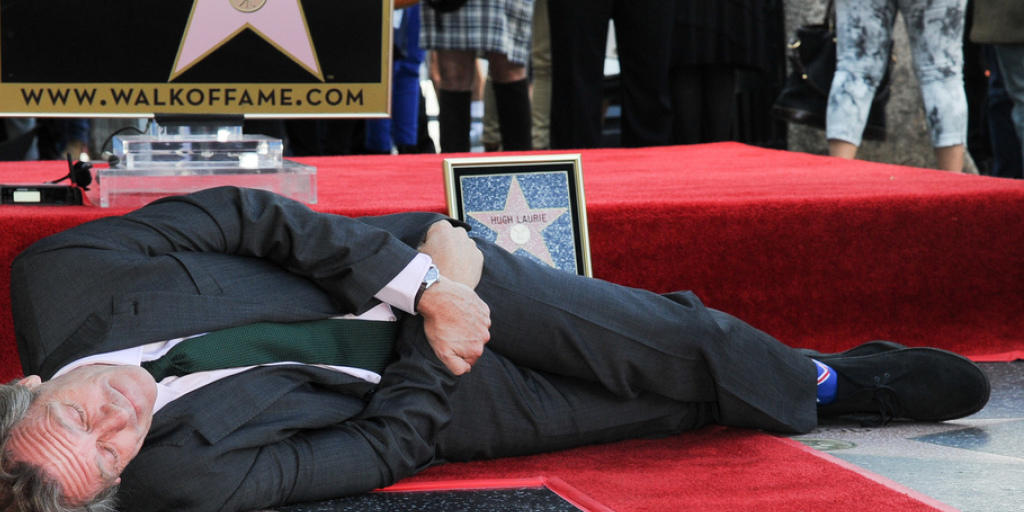 Bei der Enthüllung seines Sterns auf dem "Walk of Fame" zeigte sich der britische Schauspieler Hugh Laurie von seiner lustigen Seite. Bei der Enthüllung seines Sterns auf dem "Walk of Fame" zeigte sich der britische Schauspieler Hugh Laurie von seiner lustigen Seite.