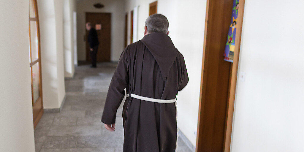 Durch den Kreuzgang des Klosters Brig-Glis gehen schon bald keine Kapuziner-Brüder mehr, wegen Überalterung und fehlendem Nachwuchs wird das Kloster aufgegeben. (Archivbild)