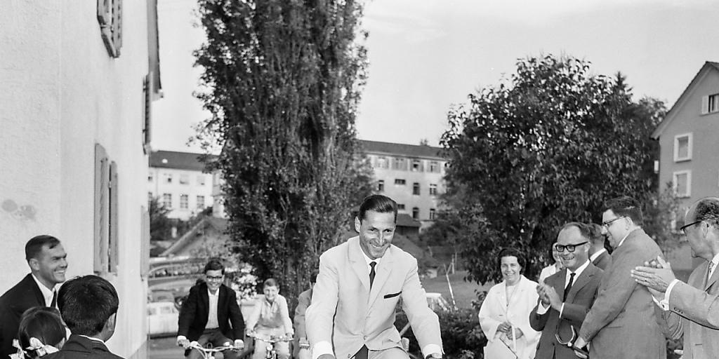 Er steht im Zentrum des Memorials in Zürich-Oerlikon: der 2016 verstorbene Ferdy Kübler