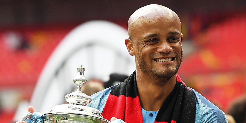 Vincent Kompany posiert am Samstag mit dem Cup-Pokal.