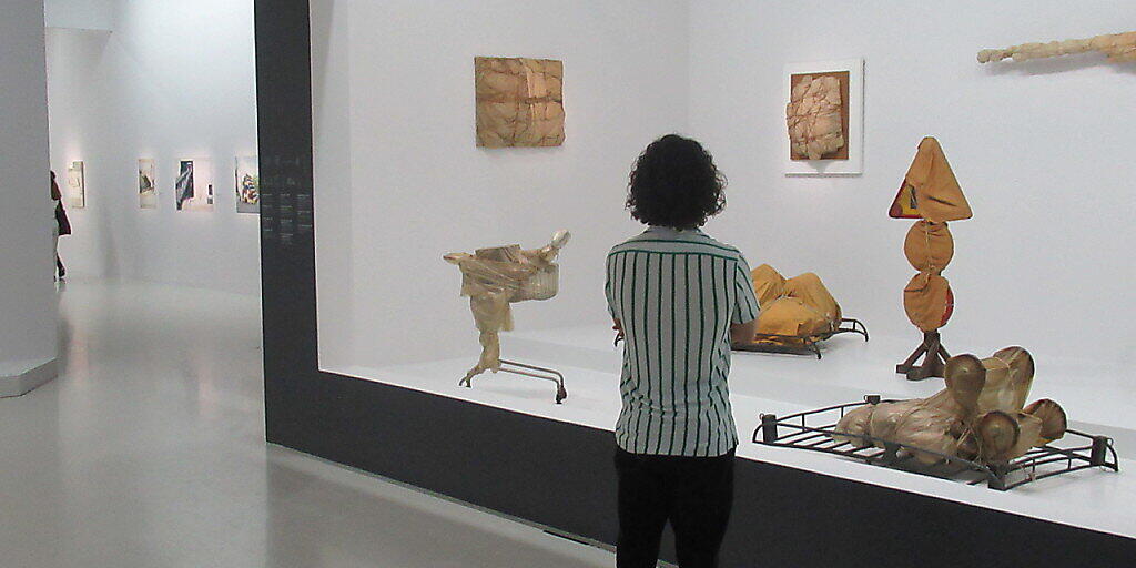 Eine Frau betrachtet Verpackungskunstwerke von Christo im Centre Pompidou in der Ausstellung «Christo und Jeanne-Claude - Paris!» Foto: Sabine Glaubitz/dpa - ACHTUNG: Nur zur redaktionellen Verwendung im Zusammenhang mit einer Berichterstattung über die Ausstellung und nur mit vollständiger Nennung des vorstehenden Credits Eine Frau betrachtet Verpackungskunstwerke von Christo im Centre Pompidou in der Ausstellung «Christo und Jeanne-Claude - Paris!» Foto: Sabine Glaubitz/dpa - ACHTUNG: Nur zur redaktionellen Verwendung im Zusammenhang mit einer Berichterstattung über die Ausstellung und nur mit vollständiger Nennung des vorstehenden Credits