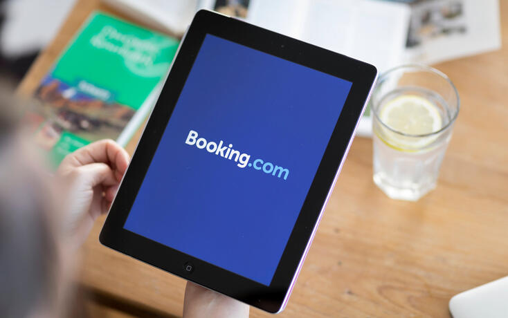 BILDSCHIRM, MONITOR, TABLET, MOBILGERAET, MOBILGERAETE, ONLINE-REISEBUERO, ONLINE, ONLINE REISEBUERO, ONLINE REISEAGENTUR, REISEAGENTUR, PLATTFORM, BUCHUNG, ONLINEBUCHUNG, FERIEN, FERIEN BUCHEN, WEBSEITE, ONLINE PLATTFORM,