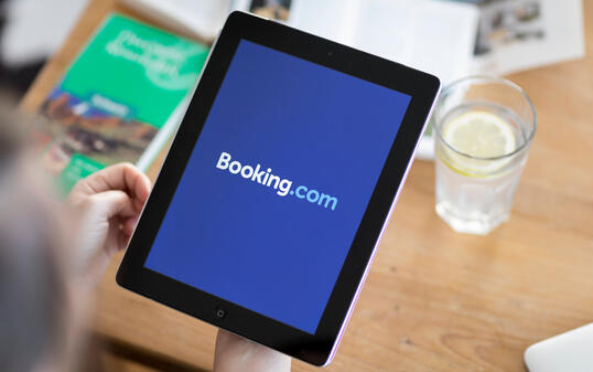BILDSCHIRM, MONITOR, TABLET, MOBILGERAET, MOBILGERAETE, ONLINE-REISEBUERO, ONLINE, ONLINE REISEBUERO, ONLINE REISEAGENTUR, REISEAGENTUR, PLATTFORM, BUCHUNG, ONLINEBUCHUNG, FERIEN, FERIEN BUCHEN, WEBSEITE, ONLINE PLATTFORM,