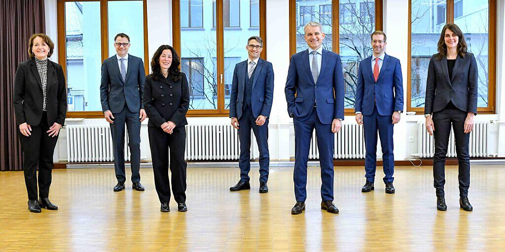 Die neue Basler Regierung mit der Staatsschreiberin Barbara Schüpbach-Guggenbühl (ganz links): Kaspar Sutter, Tanja Soland, Lukas Engelberger, Beat Jans, Conradin Cramer, Stephanie Eymann, Esther Keller.