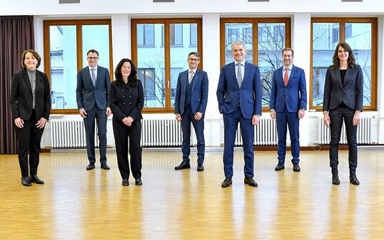 Die neue Basler Regierung mit der Staatsschreiberin Barbara Schüpbach-Guggenbühl (ganz links): Kaspar Sutter, Tanja Soland, Lukas Engelberger, Beat Jans, Conradin Cramer, Stephanie Eymann, Esther Keller.