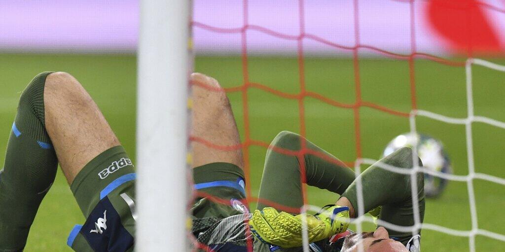 Cican Stankovic am Boden: Der Salzburger Goalie verletzt sich hier im Match gegen Napoli