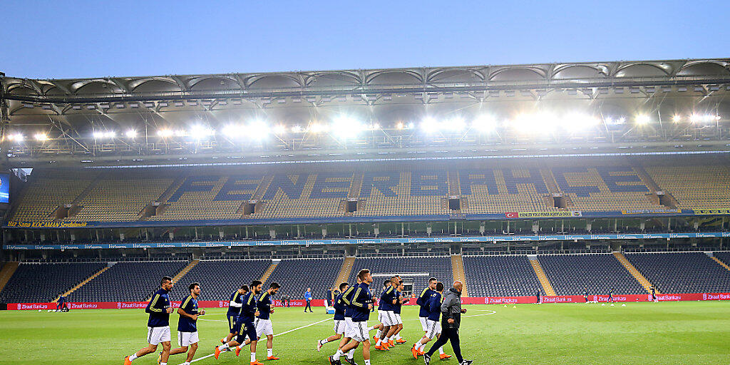 Kein Spiel: Während sich die Fenerbahce-Spieler aufwärmen, ist von den Fussballern von Besiktas Istanbul nichts zu sehen