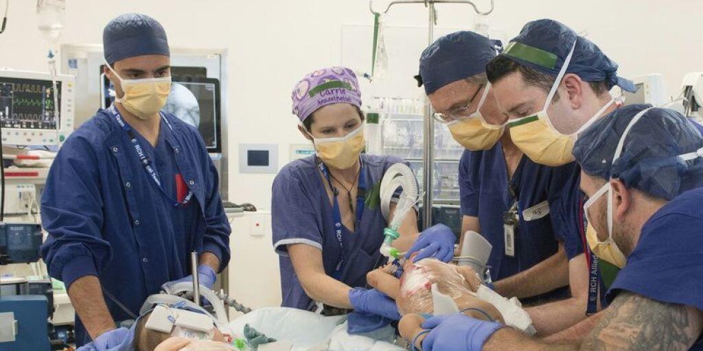 An der Operation waren über 20 Ärzte, Krankenschwestern und Pfleger beteiligt. An der Operation waren über 20 Ärzte, Krankenschwestern und Pfleger beteiligt.