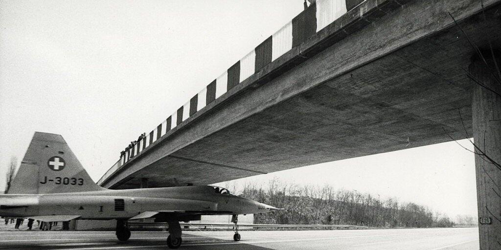 Spektakuläre Aufnahme: "Berner Zeitung"-Fotograf Rolf Schertenleib nahm 1982 ein Tiger-Militärflugzeug auf der N6 bei Münsingen auf.