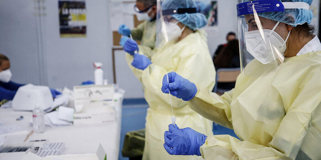 ARCHIV - Medizinisches Personal hält Abstriche für Corona-Tests in der Hand. Foto: Cecilia Fabiano/LaPresse/AP/dpa ARCHIV - Medizinisches Personal hält Abstriche für Corona-Tests in der Hand. Foto: Cecilia Fabiano/LaPresse/AP/dpa